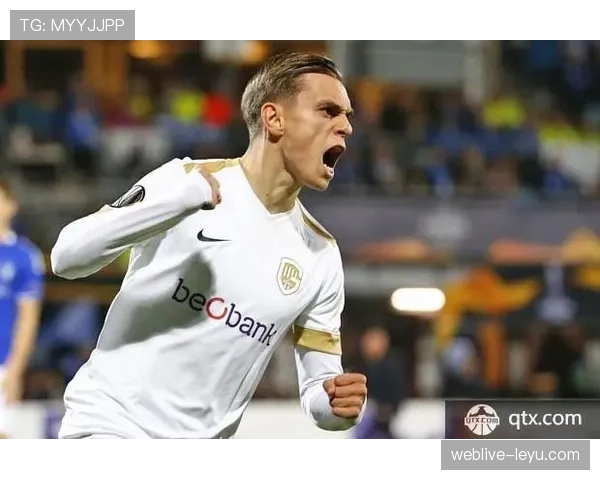 特罗萨德伪9号与边锋角色切换的战术多样性解析 特罗萨德伪9号与边锋角色切换的战术多样性解析